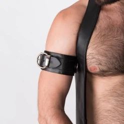 RoB Accessoires Brassard Cuir Boucle SM 11 RoB Accessoires Brassard Cuir Boucle SM -Vestiaire Fetish Soldes 2023 brassard cuir boucle sm 4