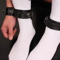 The Red Double Menottes Poignets Et Chevilles -Vestiaire Fetish Soldes 2023 double menottes en cuir 3