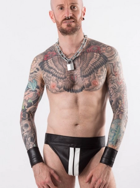 Rob Jockstrap Zippé Bandes Blanches Cuir 3 Rob Jockstrap Zippé Bandes Blanches Cuir