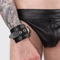 RoB Accessoires Menottes Cuir 8 RoB Accessoires Menottes Cuir -Vestiaire Fetish Soldes 2023 menottes cuir 2